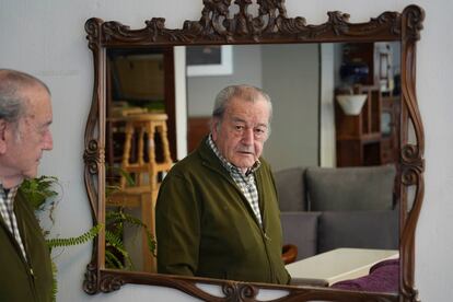 Francisco Colomé, de 74 años, nacido y vecino del Rastro, en el interior de su comercio