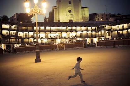 La plaza Mayor de Chinchón (Madrid), tiene fama de ser una de las más bellas de España. Su iglesia de Nuestra Señora de la Asunción guarda un lienzo de Goya. Enclavada en El Llano, rodeada de olivos y viñas, hay que conocer en Chinchón su Torre del Reloj, el castillo de los Condes, el teatro Lope de Vega o el convento de San Agustín, actual Parador Nacional de Turismo.