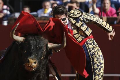 Juan José Padilla, con el primero de su tarde.