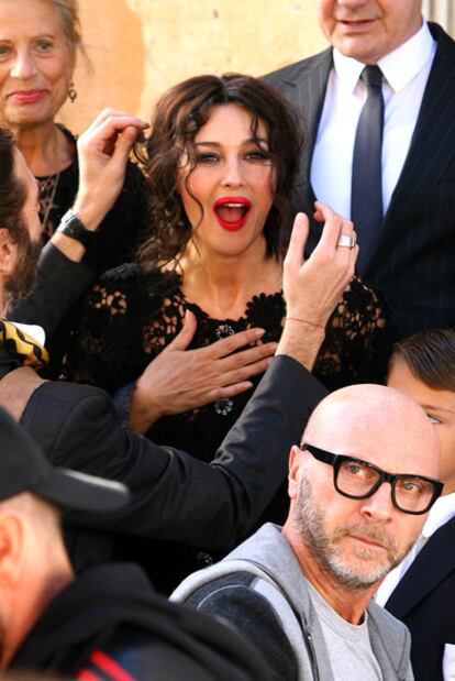 La actriz Monica Bellucci vuelve a ponerse en manos de los diseñadores Dolce & Gabbana. La italiana protagonizará su próxima campaña publicitaria, que se rueda estos días en Portofino. En la imagen, Bellucci y Domenico Dolce.