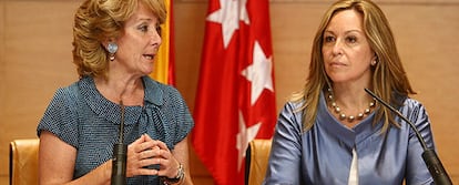 Esperanza Aguirre y Trinidad Jiménez, durante la rueda de prensa tras la firma del convenio.