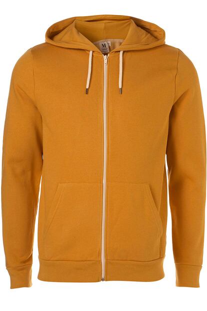 Sudadera de hombre con bolsillo kanguro, en color mostaza. De Topman. (31,88 euros)