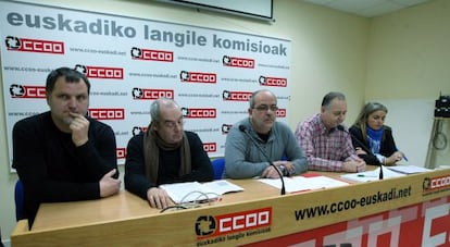 Representantes de CCOO, durante la rueda de prensa en Bilbao.