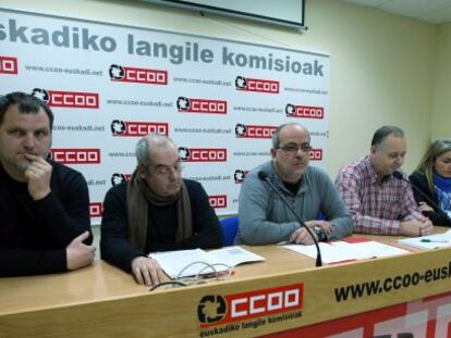 Representantes de CCOO, durante la rueda de prensa en Bilbao.