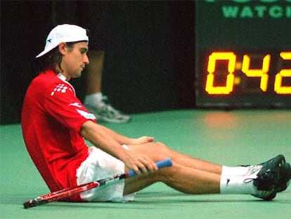 David Ferrer, sentado sobre la pista durante su partido frente al bielorruso Vladimir Voltckov.