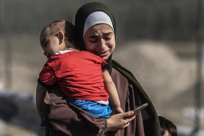 Familias palestinas abandonan el norte de Gaza para desplazarse hacia las zonas del sur de la Franja, este viernes, ante el agravamiento de los combates entre Israel y Hamás. 