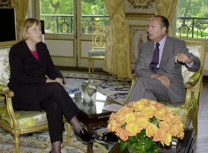 Angela Merkel, lider de Unión Democrática Cristiana de Alemania y el expresidente francés, Jacques Chirac, charlan durante una reunión en el palacio Eliseo de París (Francia), el 22 de mayo de 2001.