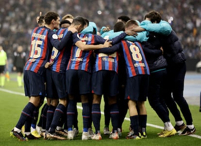 Los jugadores del Barcelona celebran el tercer gol del partido anotado por Pedri.