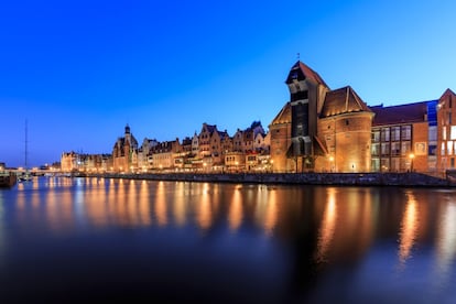 Una historia milenaria y un pasado reciente heroico que se remonta a los años ochenta del siglo XX, cuando el movimiento obrero Solidaridad dio los primeros pasos para la caída del telón de acero. Gdansk, la Ciudad de la Libertad, como se la conoce, está de moda. Animada y colorida, esta urbe a orillas del Báltico no defraudará a los amantes de la historia y la cultura. Su mercado, la fuente de Neptuno, la iglesia de Santa María, situados en la Ruta Real, forman el casco antiguo, que data de la Edad Media. Gdanks es, además, una de las ciudades más baratas de Europa.