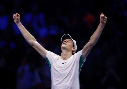 Jannik Sinner celebra el triunfo contra Djokovic en el Pala Alpitour de Turín.