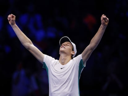 Jannik Sinner celebra el triunfo contra Djokovic en el Pala Alpitour de Turín.