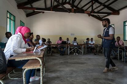 En las escuelas de estas comunidades de acogida, los profesores no estaban preparados para recibir la gran cantidad de niños que llegaron de golpe a sus aulas. En la imagen, el equipo de IsraAID durante una formación de docentes en la Escuela de Impire, destinada a reforzar las herramientas de los maestros para lidiar con clases abarrotadas.