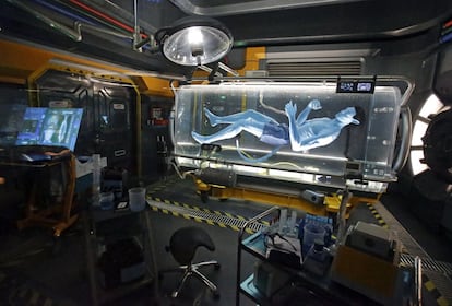 Los visitantes del parque verán un Na'vi en un laboratorio científico mientras están en la cola para la atracción 'Avatar Flight of Passage' de Pandora-World.