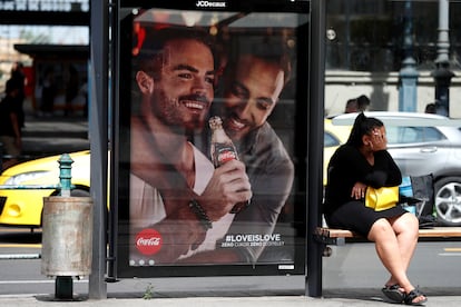 Anuncio de Coca Cola, que fue censurado por el Gobierno ultra de Orbán, en una parada de autobús de Budapest en 2019.