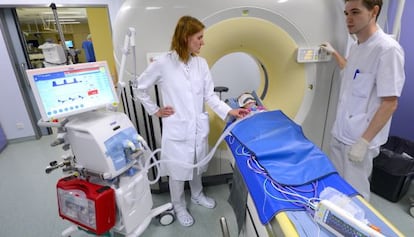 Dos sanitarios atienden a una niña en un hospital de Berlín en junio de 2013.