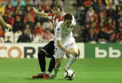 Aduriz supera a Amorebieta en una jugada.