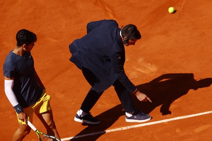 El juez de silla Umpire Renaud marca una bola en la final entre Zverev y Alcazar. 