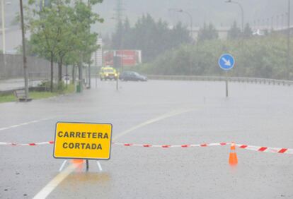 Una rotonda permanece cortada por la lluvia en el municipio de Erandio.