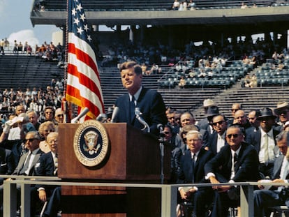 El presidente Kennedy pronuncia su discurso "Elegimos ir a la Luna", en la Universidad Rice (Texas), en 1962.