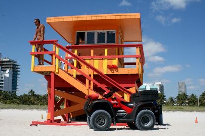 Una de las 35 casetas de los vigilantes de la playa de Miami Beach.