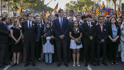Felipe VI junto a otras autoridades en la manifestación 'No tinc por' (No tengo miedo), de 2017, contra los atentados de La Rambla y Cambrils.