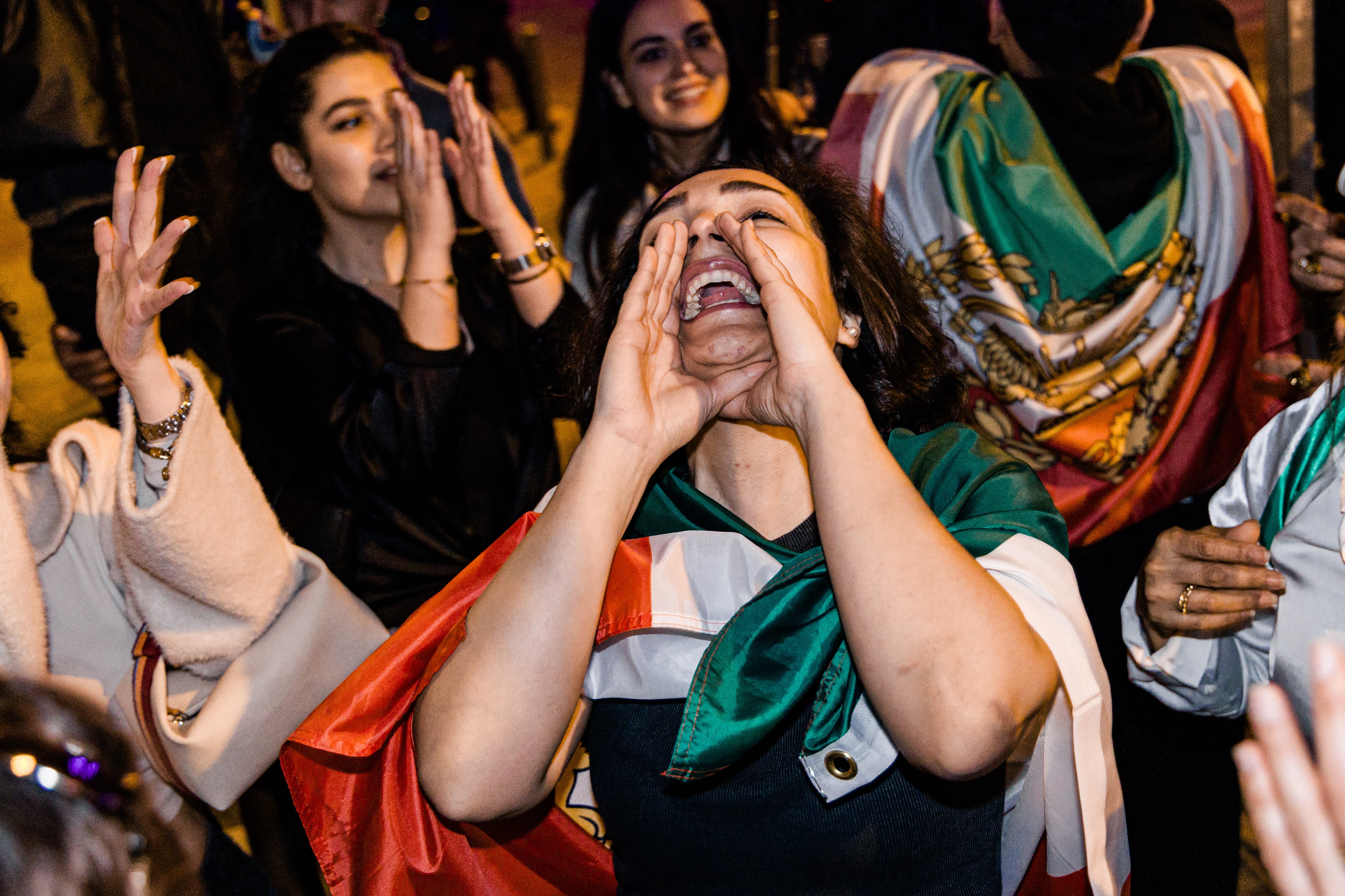 La calle iraní se debate entre el júbilo y el pesar tras la muerte de Ali Jameneí