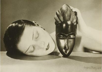M&aacute;scara de metal. 1930-1940. Gelatina de plata. Sello Man Ray Photographs. Tiraje de &eacute;poca. 4.000 euros.