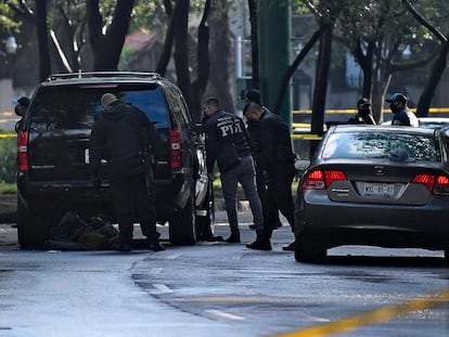 Police inspect a car after Mexico City's Public Security Secretary Omar Garcia Harfuch was wounded in an attacked in Mexico City, on June 26, 2020. (Photo by PEDRO PARDO / AFP)