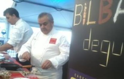 Daniel García, chef del restaurante Zortziko, prepara una setas en Bilbao Degusta.