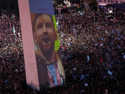 Miles de aficionados argentinos celebran el triunfo de la selección en el Mundial de Qatar, el domingo en Buenos Aires.