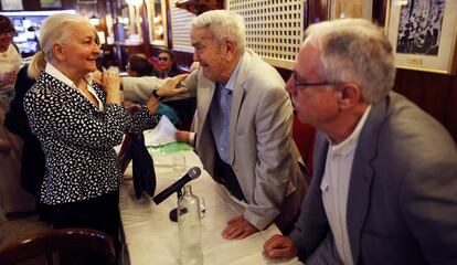María España, viuda de Francisco Umbral, saluda ayer a Jorge y Camilo José Cela, hermano e hijo del Nobel.