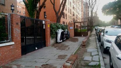 Portal número 18 de la calle Luis de Hoyos Sainz, con el muro que piden que se retire.