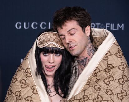 Billie Eilish y Jesse Rutherford. El romance entre los cantantes duró solo seis meses. “Podemos confirmar que Billie y Jesse se separaron amistosamente y siguen siendo buenos amigos. Todos los rumores de engaño son falsos. Ambos están actualmente solteros”, indicó el comunicado que difundió el representante de Eilish a los medios en marzo. Los fans de la cantante cuestionaron la relación desde que la confirmaron en noviembre, por una parte, por la diferencia de edad ―ella tiene 21 años y él 32― y porque se conocen desde que ella tenía 16 años. Eilish siempre argumentó que nada de eso suponía un obstáculo. Durante sus seis meses de noviazgo se les vio juntos en todo tipo de eventos, pero varios medios apuntaron en su momento a que el distanciamiento de la pareja se debía a sus ocupadas y distanciadas agendas. En diciembre, la cantante se identificó en una entrevista como persona 'queer' y aseguró que se siente atraída por las mujeres. “No sabía que estaba saliendo del armario, pero pensé... ¿No era obvio?”, comentó.