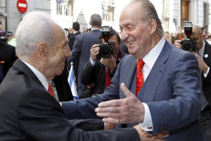 Simon Peres saluda al Rey en la inauguración de la Casa Sefarad-Israel en Madrid.