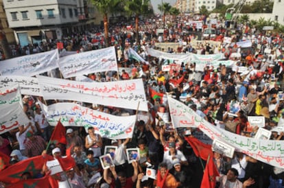 Cientos de jóvenes, en una manifestación a favor de la nueva Constitución propuesta por el rey de Marruecos.