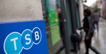 Una mujer entra en una oficina de TSB, filial británica de Banco Sabadell, en Londres. 