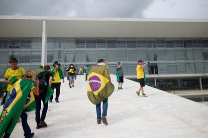 Los bolsonaristas entraban y salían a lo largo del complejo de los Tres Poderes en Brasilia. 