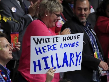 Um cartaz de apoio a Clinton durante o processo de votação dos delegados na Filadélfia.