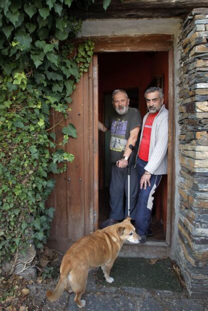 Julián Corral y su pareja, Alberto, residentes en Campillo.