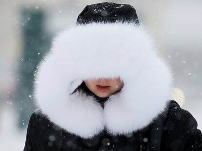 Una mujer se cubre del frío en Kiev (Ucrania), el 1 de marzo de 2018.