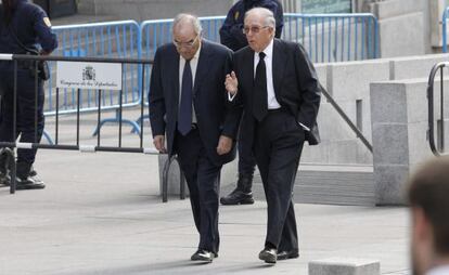 El exvicepresidente del Gobierno Rodolfo Martín Villa (izquierda) y el exministro de Exteriores Marcelino Oreja, ayer en el Congreso.