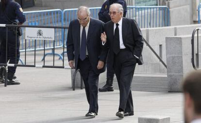 El exvicepresidente del Gobierno Rodolfo Mart&iacute;n Villa (izquierda) y el exministro de Exteriores Marcelino Oreja, ayer en el Congreso.