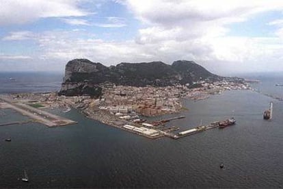 Vista aérea del peñón de Gibraltar, la pista de aterrizaje y el puerto marítimo.