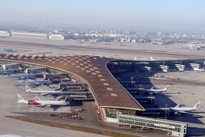 Por el aeropuerto de Pekín (China) pasaron el año pasado 89,9 millones de pasajeros, 3,8 millones más que en 2014. Estas cifras lo convierten en la instalación aérea más transitada de Asia y en la segunda más concurrida del mundo.