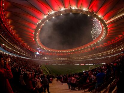 Espectáculo de luces y fuegos artificiales en la inauguración del estadio Wanda Metropolitano, en 2017.