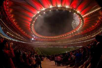 Espectáculo de luces y fuegos artificiales en la inauguración del estadio Wanda Metropolitano, en 2017.
