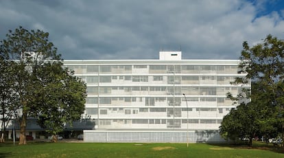 En Brasilia, la vida está lejos del centro. Planificada en forma de avión y con una población de dos millones y medio de habitantes, apenas un tercio de ellos viven en elc centro. La gente habita más en las alas. Por eso queda desierta cuando llega la noche. En la imagen, las llamadas <i>supercuadras</i> del Sector Sur.