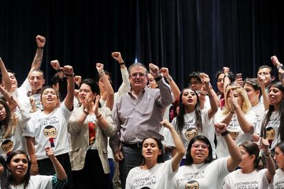 Ebrard rodeado de jóvenes que llevan el eslogan 'Sonrían, todo va a estar bien' en sus camisetas, el 19 de junio en la capital.