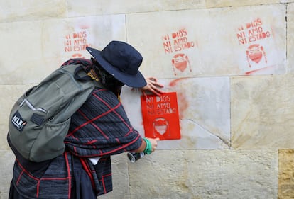 Una mujer realiza pintas en las calles de Bogot. 