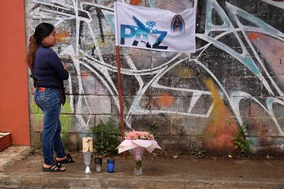 Una mujer se acerca a un pequeño altar colocado en el sitio donde fue asesinado el padre Marcelo Pérez tras oficiar una misa en la Iglesia de Cuxtitali.